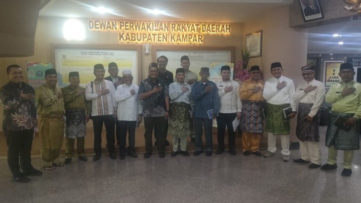 Pansus III DPRD Kampar Gelar Rapat Bahas Ranperda Penyelenggaraan Pesantren Pansus III DPRD Kampar Gelar Rapat Bahas Ranperda Penyelenggaraan Pesantren