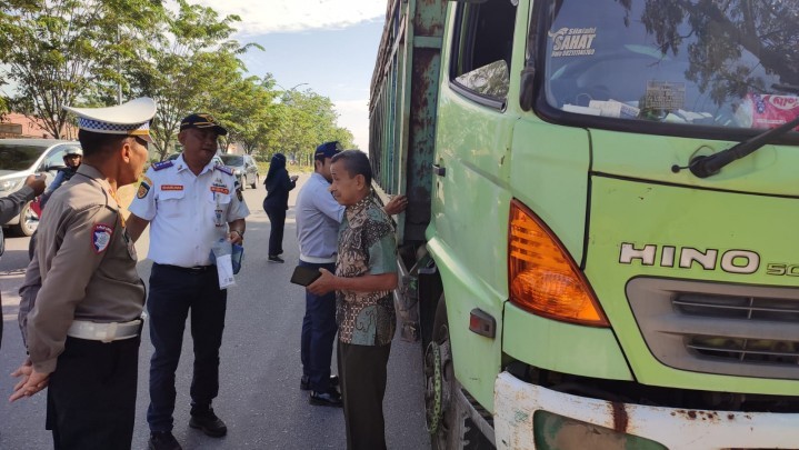 Sebanyak Dua Puluh Tiga Truk Tonase Besar Di Suruh Putar Balik Oleh Petugas Operasi