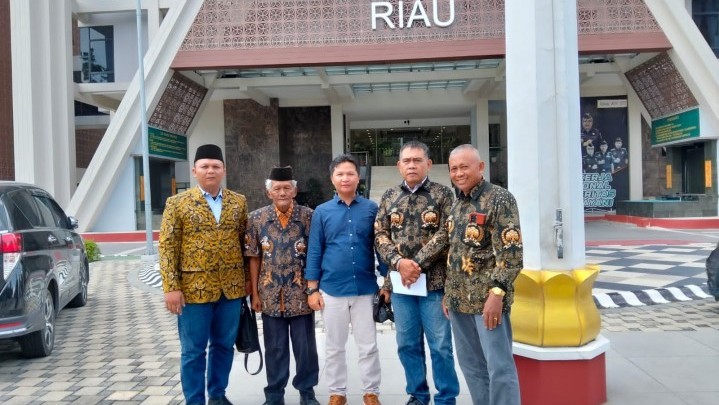 Pelayanan Petugas Kajati Riau Prematur, Udra: Kami dari MKGR Kurang Direspon Pelayanan Petugas Kajati Riau Prematur, Udra: Kami dari MKGR Kurang Direspon