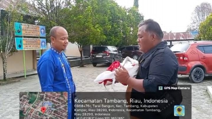 Dibiarkan Bendera Lusuh Dikibarkan Jelang HUT RI, Orang Tua Murid Sumbangkan Bendera Baru ke SMPN 7 Tambang Dibiarkan Bendera Lusuh Dikibarkan Jelang HUT RI, Orang Tua Murid Sumbangkan Bendera Baru ke SMPN 7 Tambang