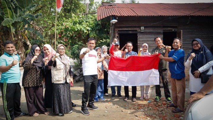 Meriahkan HUT RI ke-80, Camat Kulim Bersama Lurah Gelar Goro dan Bakti Sosial