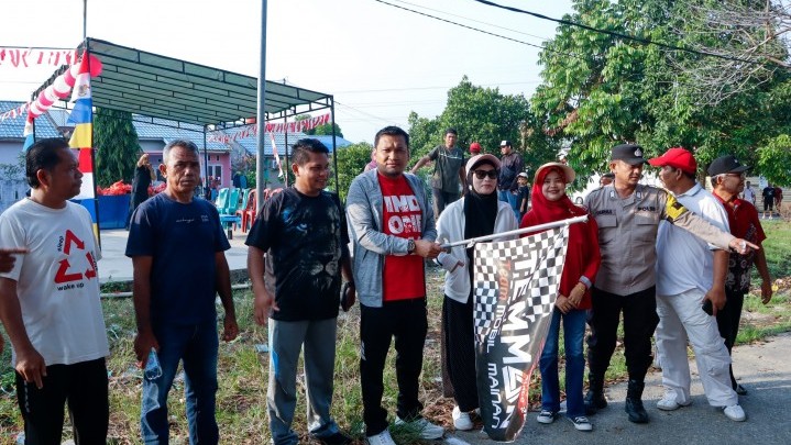 Meriahkan HUT ke-80 RI, Camat Kulim Fajri Adha Jalan Santai bersama Ratusan Warga di RW 16 Mentangor