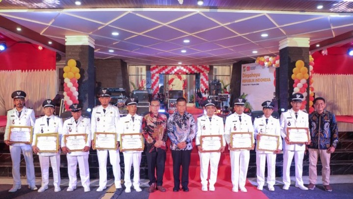 Bupati Kampar serahkan Penghargaan kepada Kepala Desa Alam Panjang Atas Prestasi “Terbaik 1 Desa Binaan Keluarga Sadar Hukum (KADARKUM) Tingkat Kabupaten Kampar tahun 2025” Bupati Kampar serahkan Penghargaan kepada Kepala Desa Alam Panjang Atas Prestasi “Terbaik 1 Desa Binaan Keluarga Sadar Hukum (KADARKUM) Tingkat Kabupaten Kampar tahun 2025”