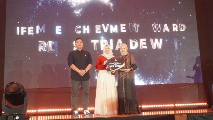 Rici Satria Dewi Penerima Umrah  Lifetime Achievement Award Dedindo Jaya Perkasa Rici Satria Dewi Penerima Umrah  Lifetime Achievement Award Dedindo Jaya Perkasa