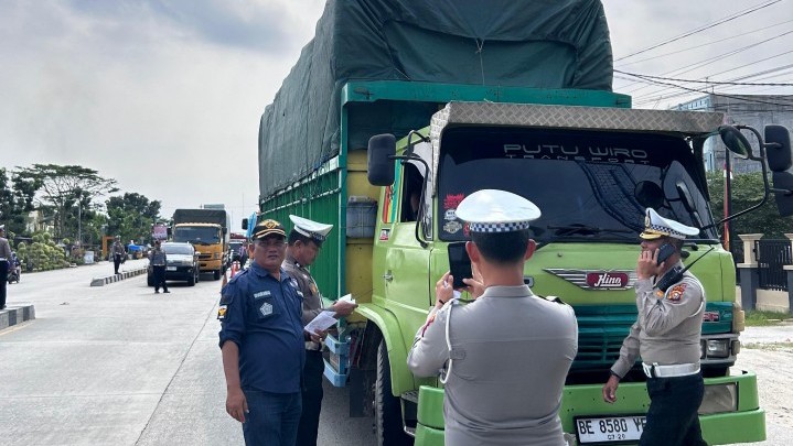 Petugas Gabungan Jaring 36 Kendaraan di Jalan Soebrantas Panam Ujung