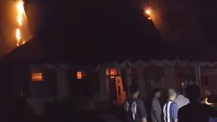 Kebakaran Hebat Hanguskan Kantor Desa Kemang Indah, Kecamatan Tambang Kebakaran Hebat Hanguskan Kantor Desa Kemang Indah, Kecamatan Tambang