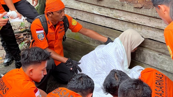 Hilang Di Hutan Kawasan Lanud Rusmin Nurjadin Pekanbaru, Siswi SMA 4 Pekanbaru ditemukan Selamat Hilang Di Hutan Kawasan Lanud Rusmin Nurjadin Pekanbaru, Siswi SMA 4 Pekanbaru ditemukan Selamat