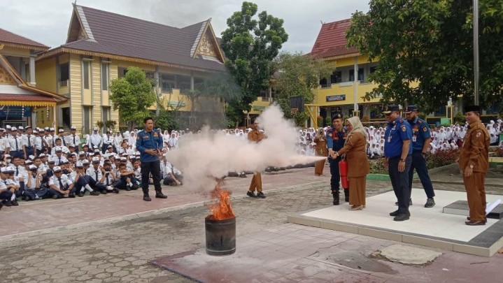 Edukasi Penanganan Kebakaran, Damkar Pekanbaru Gelar Goes To School di SMPN 4