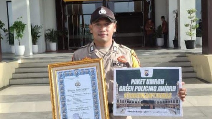 Bripka Richi Raih Penghargaan Umrah dalam Green Policing Award Polda Riau Bripka Richi Raih Penghargaan Umrah dalam Green Policing Award Polda Riau