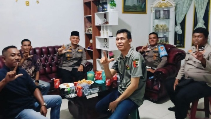 Kapolsek dan Wartawan Jalin Silaturahmi, Perkuat Sinergitas Penyebaran Informasi Publik. Kapolsek dan Wartawan Jalin Silaturahmi, Perkuat Sinergitas Penyebaran Informasi Publik.