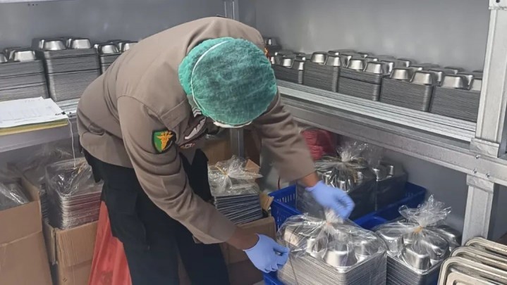 Polri Peduli Gizi Anak, Sidokkes Polres Kampar Pastikan Menu SPPG Bhayangkari Aman dan Bergizi Polri Peduli Gizi Anak, Sidokkes Polres Kampar Pastikan Menu SPPG Bhayangkari Aman dan Bergizi