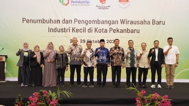 Anggota Komisi VII DPR Hendry Munief dan Kemenperin RI Beri Pelatihan bagi 360 Pelaku IKM di Pekanbaru Anggota Komisi VII DPR Hendry Munief dan Kemenperin RI Beri Pelatihan bagi 360 Pelaku IKM di Pekanbaru