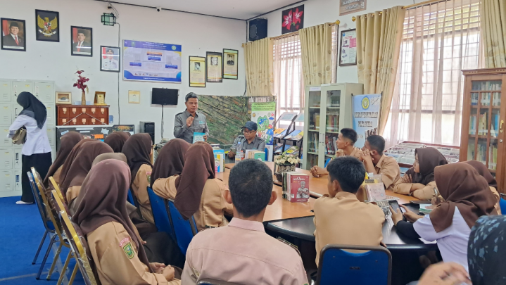 Ketua SPS Riau Saidul Tombang Asah Kemampuan Murid SMK Negeri 5 Pekanbaru Jadi Penulis Ketua SPS Riau Saidul Tombang Asah Kemampuan Murid SMK Negeri 5 Pekanbaru Jadi Penulis