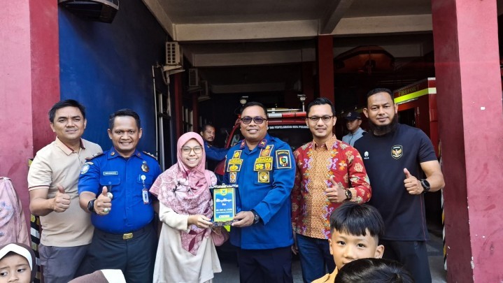 Damkar Pekanbaru Beri Edukasi Anak SD Al Ulum Tentang Profesi Petugas Damkar Damkar Pekanbaru Beri Edukasi Anak SD Al Ulum Tentang Profesi Petugas Damkar