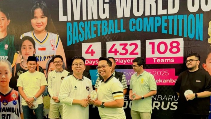 Sanuar Harris Andrian Bendum KONI Pekanbaru Apresiasi Living World Cup Basketball Competition