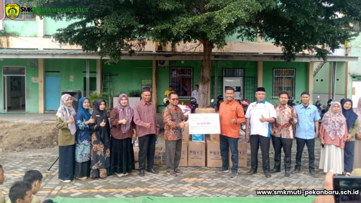 SMK Muhammadiyah 3 Terpadu Pekanbaru Salurkan Donasi untuk Korban Bencana di Aceh, Sumut, dan Sumbar