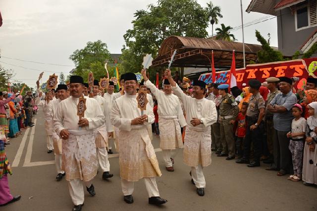 Pawai Taaruf Dalam Rangka MTQ Tingkat Provinsi Riau di Tembilahan Pawai Taaruf Dalam Rangka MTQ Tingkat Provinsi Riau di Tembilahan