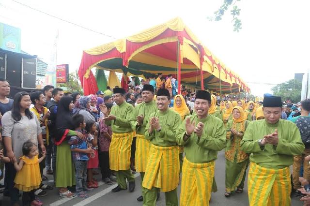 Pawai Taaruf Dalam Rangka Pembukaan MTQ Tingkat Provinsi Riau di Tembilahan Pawai Taaruf Dalam Rangka Pembukaan MTQ Tingkat Provinsi Riau di Tembilahan